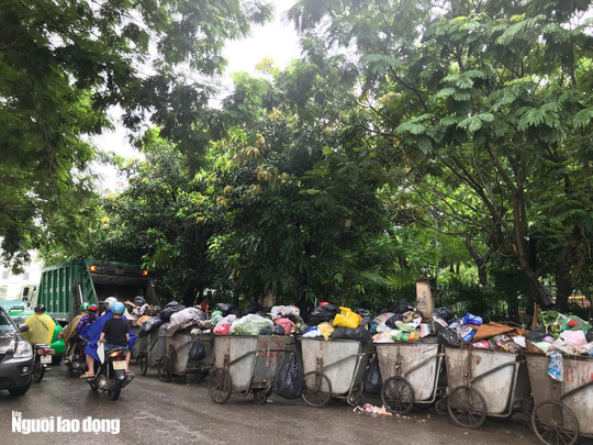 Dân lại chặn xe vào bãi rác lớn nhất Hà Nội, nội đô ngập rác - Ảnh 6.