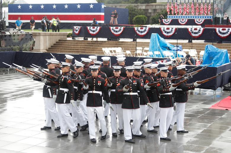 Mỹ phô diễn sức mạnh quân sự trong lễ mừng quốc khánh - Ảnh 8.
