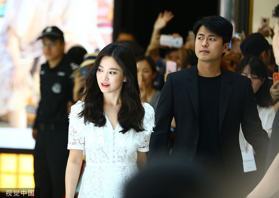 Song Hye Kyo gầy gò xuất hiện lần đầu sau ly hôn - Ảnh 1.