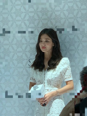Song Hye Kyo gầy gò xuất hiện lần đầu sau ly hôn - Ảnh 2.