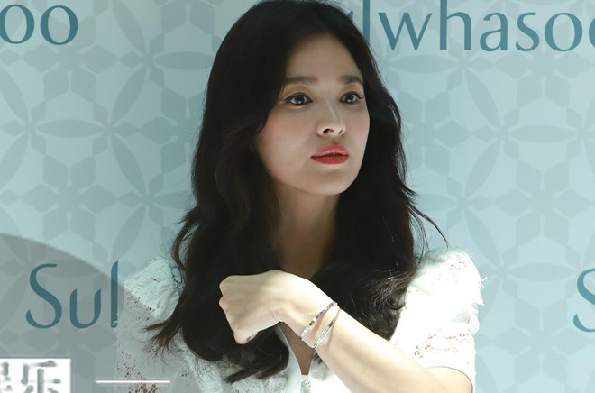 Song Hye Kyo gầy gò xuất hiện lần đầu sau ly hôn - Ảnh 3.