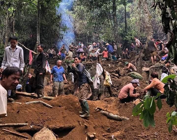 Vụ người dân đổ xô lên núi tìm đá quý: Có người bán được viên đá giá 3,8 tỉ đồng - Ảnh 1. Vụ người dân đổ xô lên núi tìm đá quý: Có người bán được viên đá giá 3,8 tỉ đồng - Ảnh 1.