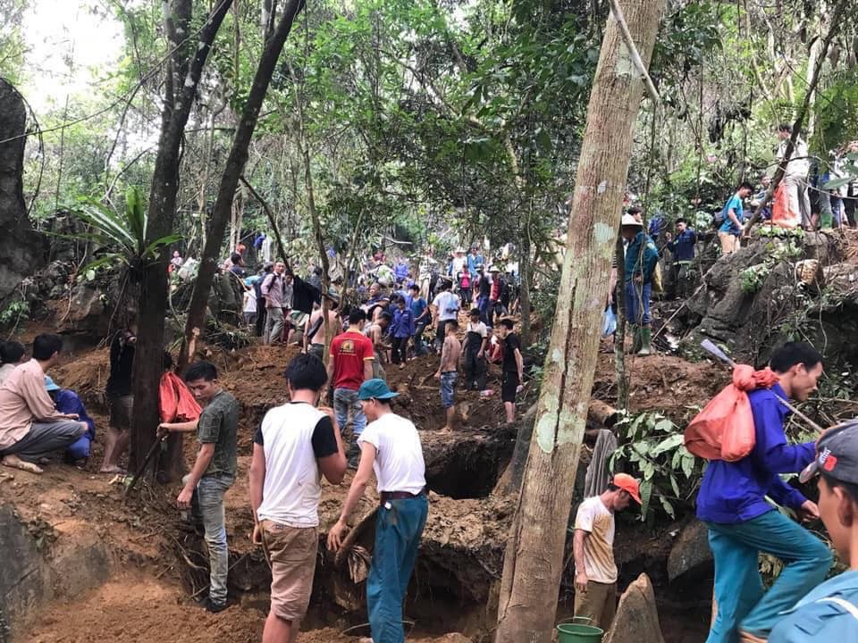 Hàng ngàn người cầm cuốc, thuổng đổ xô lên núi tìm đá quý giá trị 5 tỉ đồng - Ảnh 1. Hàng ngàn người cầm cuốc, thuổng đổ xô lên núi tìm đá quý giá trị 5 tỉ đồng - Ảnh 1.