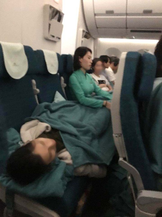 Tiếp viên chia sẻ về giây phút ngồi ôm nữ hành khách bị ngất trên máy bay - Ảnh 1.