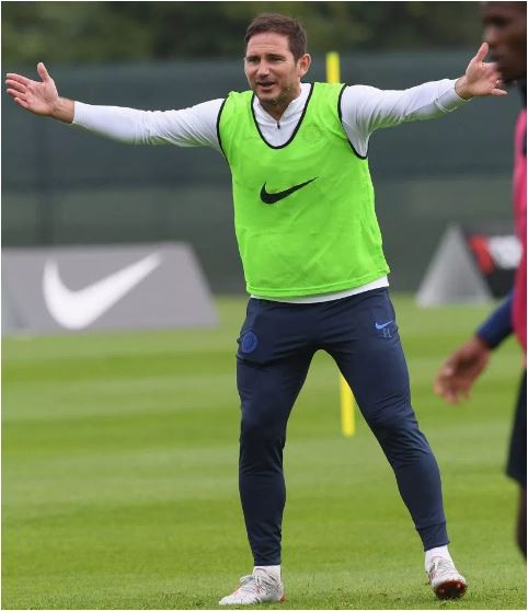 Tân HLV Chelsea Lampard mướt mồ hồi tập luyện cùng học trò - Ảnh 1.