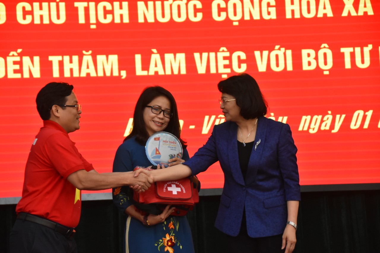 Phó Chủ tịch nước cùng Báo Người Lao Động trao 1.000 lá cờ Tổ Quốc cho ngư dân Bà Rịa - Vũng Tàu - Ảnh 4.