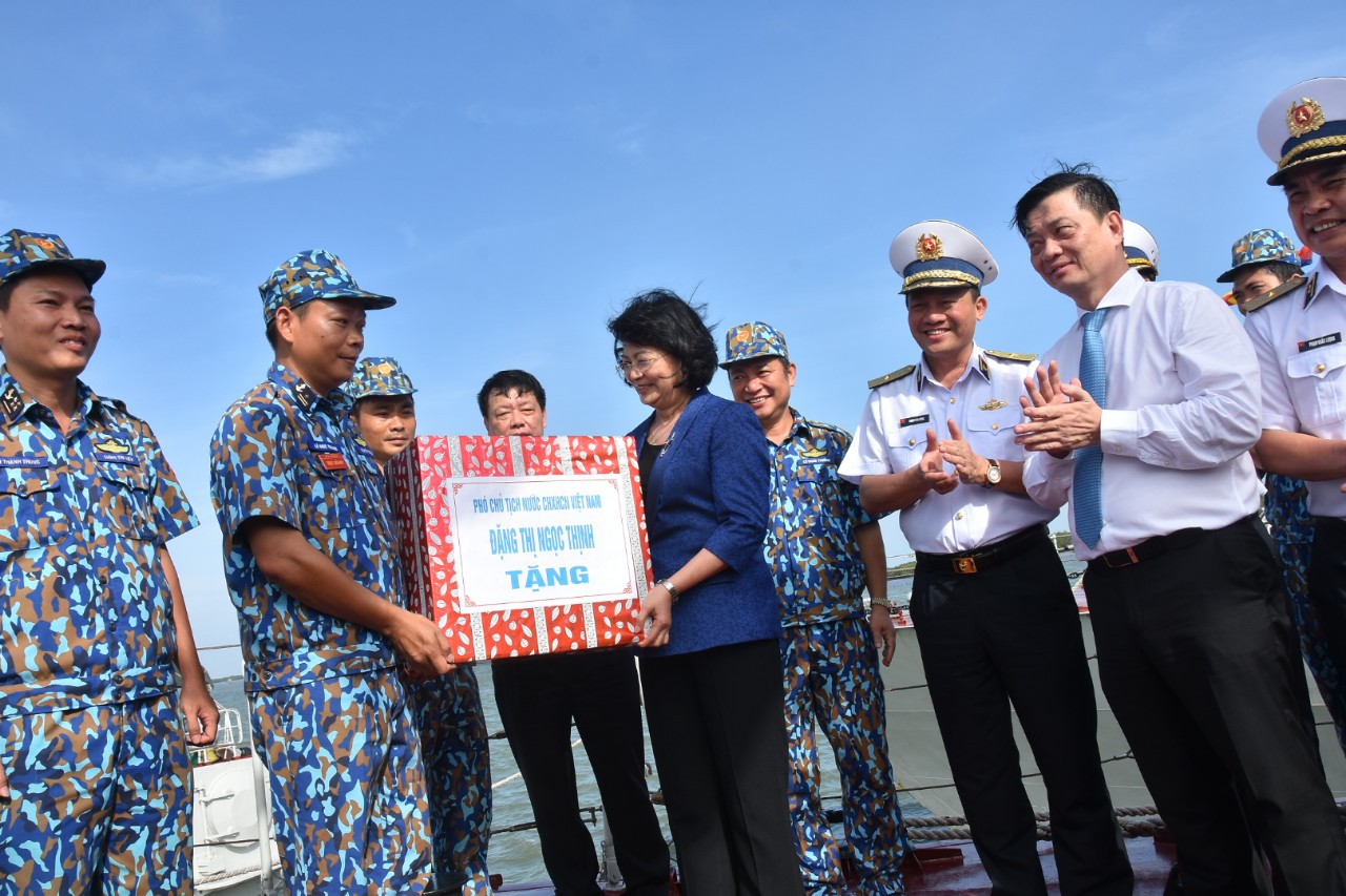 Phó Chủ tịch nước cùng Báo Người Lao Động trao 1.000 lá cờ Tổ Quốc cho ngư dân Bà Rịa - Vũng Tàu - Ảnh 6.