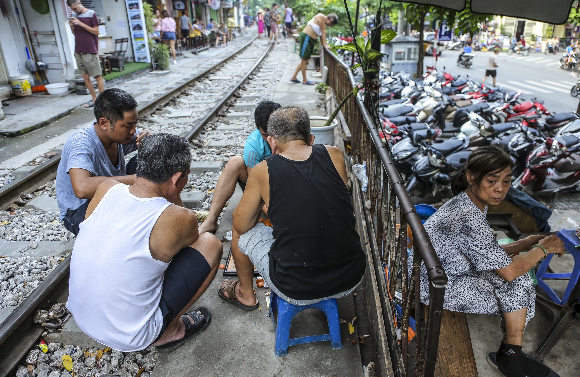 Thót tim cảnh tây, ta lố nhố đứng ngồi ở xóm cà phê phố đường tàu - Ảnh 16.