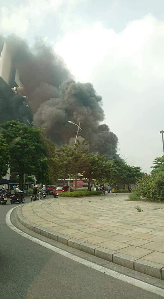Cháy lớn gần Trung tâm thương mại Aeon Mall Long Biên, cột khói bốc cao hàng chục mét - Ảnh 4.