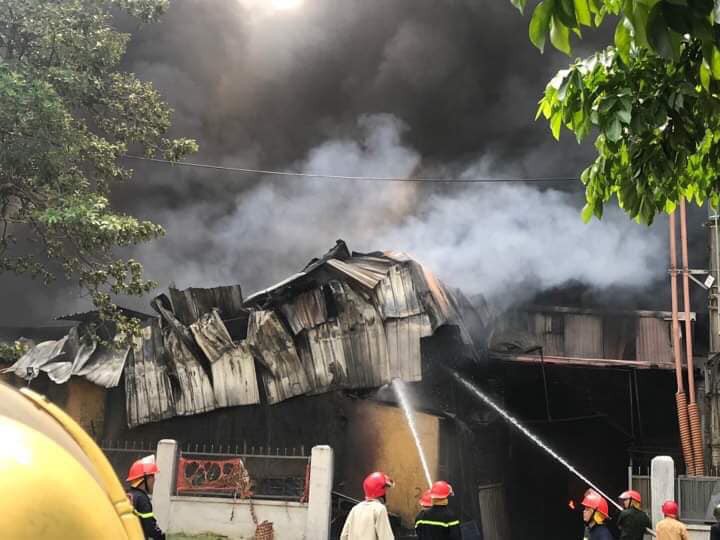 Cháy lớn gần Trung tâm thương mại Aeon Mall Long Biên, cột khói bốc cao hàng chục mét - Ảnh 7.