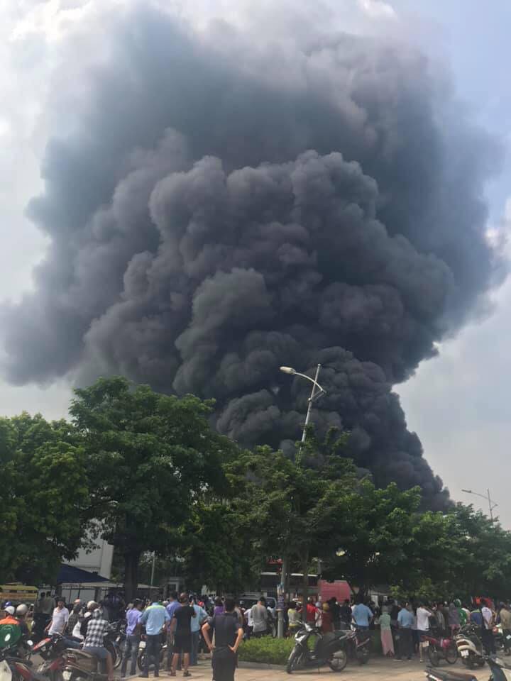 Cháy lớn gần Trung tâm thương mại Aeon Mall Long Biên, cột khói bốc cao hàng chục mét - Ảnh 2.