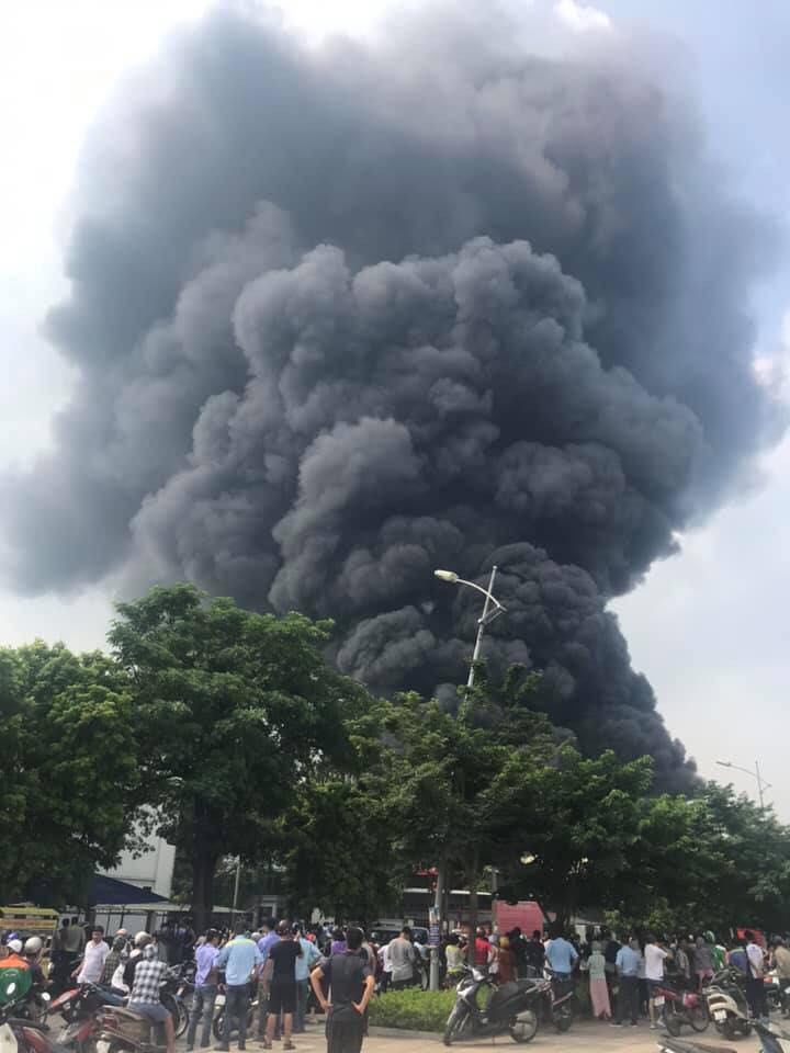Cháy lớn gần Trung tâm thương mại Aeon Mall Long Biên, cột khói bốc cao hàng chục mét - Ảnh 9.