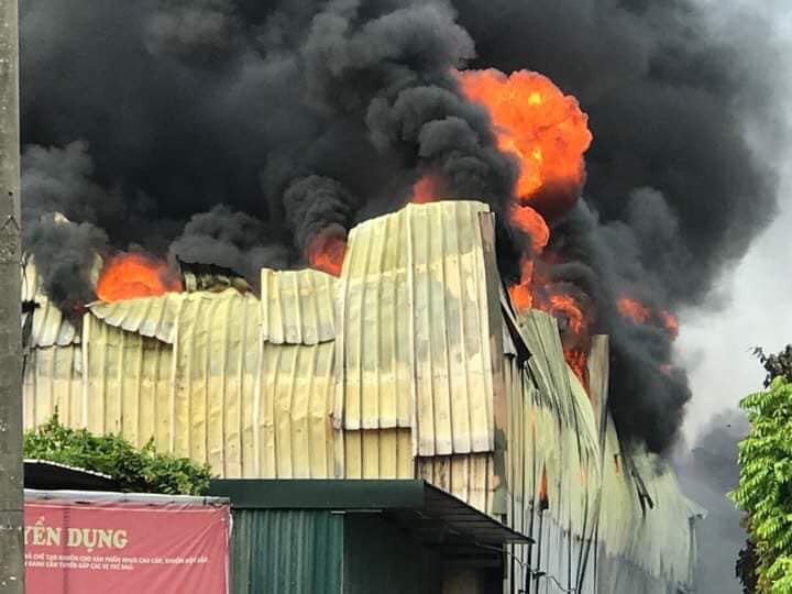 Cháy lớn gần Trung tâm thương mại Aeon Mall Long Biên, cột khói bốc cao hàng chục mét - Ảnh 5.