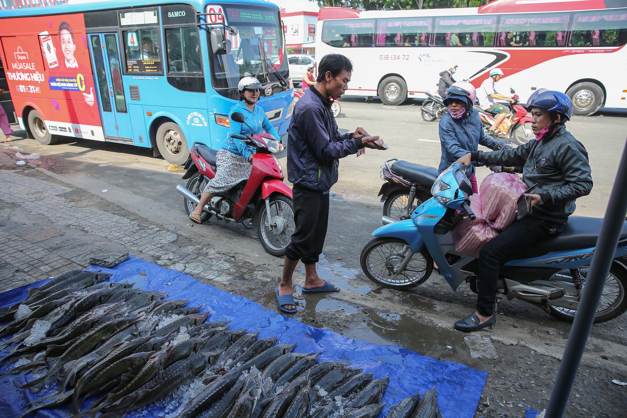 Người dân TP HCM chen nhau mua cá tầm bị ngộp nước - Ảnh 3.