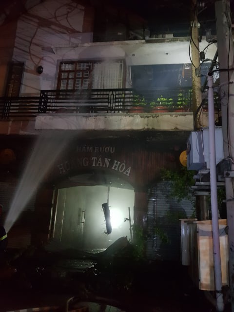 Cháy hầm rượu ở Biên Hòa - Ảnh 1.