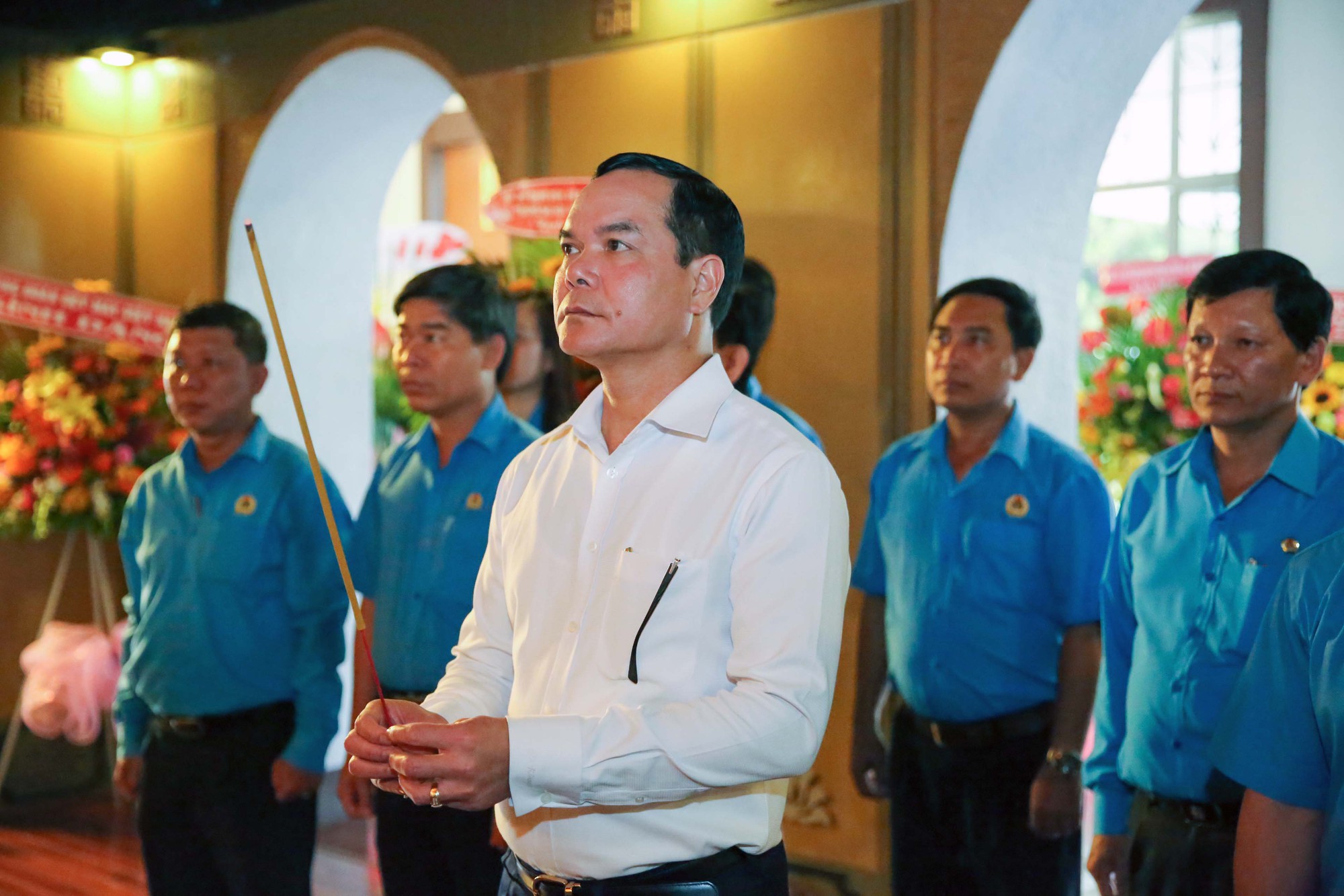 Chủ tịch Tổng LĐLĐ Việt Nam dâng hương tưởng niệm Chủ tịch Tôn Đức Thắng - Ảnh 1.