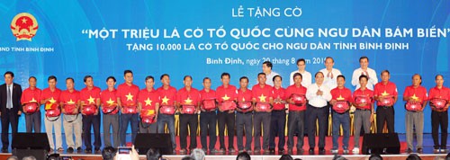 Thủ tướng trao cờ Tổ quốc cho ngư dân Bình Định - Ảnh 1.