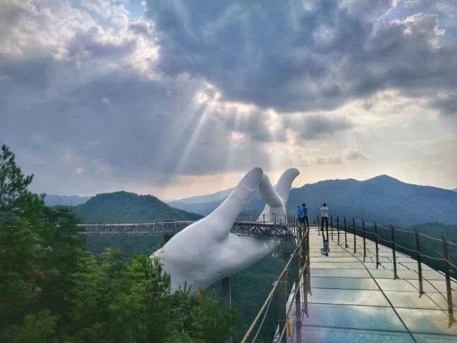 Bản sao cầu Vàng, tháp Eiffel ở Trung Quốc gây chú ý mạng - Ảnh 1. Bản sao cầu Vàng, tháp Eiffel ở Trung Quốc gây chú ý mạng - Ảnh 1.