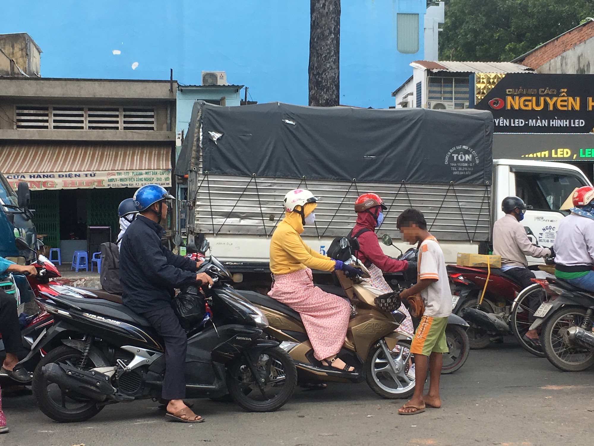 “Cái bang” tung hoành cả ngày lẫn đêm ở TP HCM - Ảnh 2.