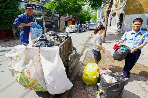 Căng thẳng đơn giá rác - Ảnh 1.