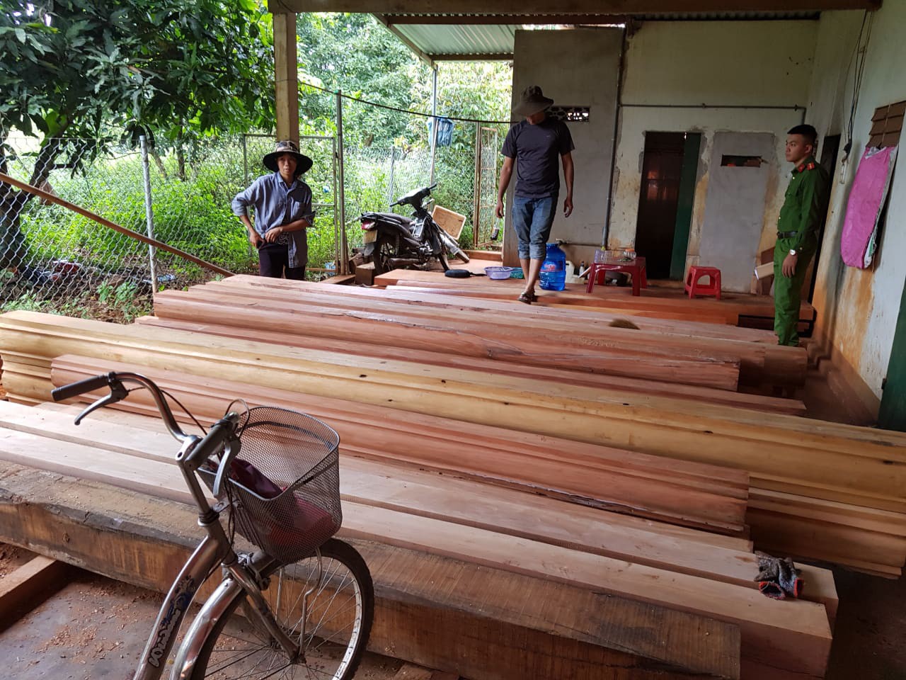 Điều công an khác địa bàn bắt gỗ lậu: Đột kích 5 điểm, thu thêm 230 m3 gỗ - Ảnh 5.