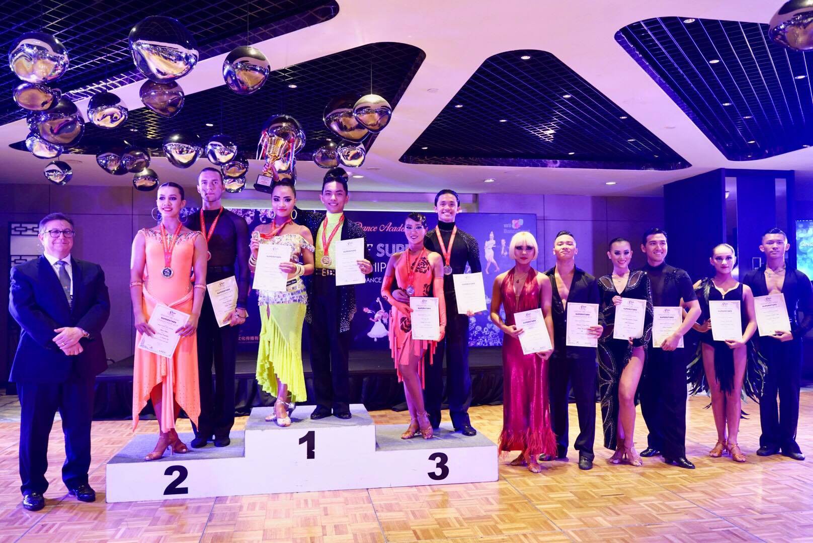 Phan Hien - Nha Khanh ganhou medalha de ouro em dança esportiva em Cingapura - Foto 3. Phan Hiển - Nhã Khanh giành HCV khiêu vũ thể thao ở Singapore - Ảnh 3.