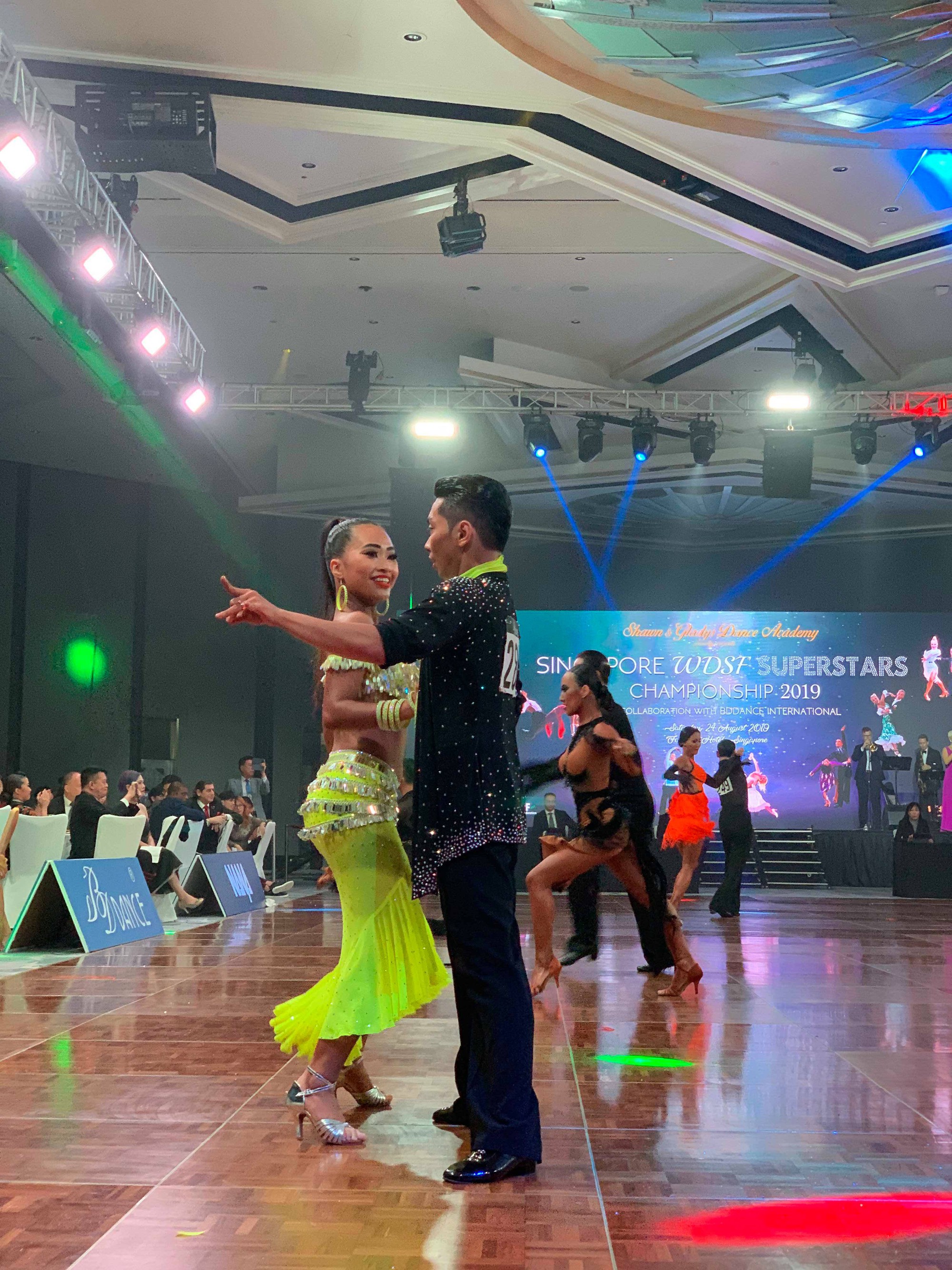 Phan Hien - Nha Khanh ganhou medalha de ouro em dança esportiva em Cingapura - Foto 2. Phan Hiển - Nhã Khanh giành HCV khiêu vũ thể thao ở Singapore - Ảnh 2.