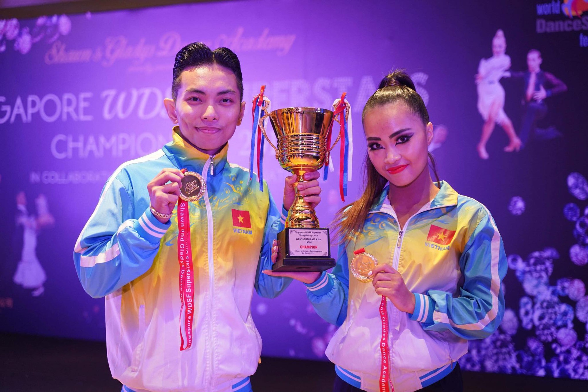 Phan Hien - Nha Khanh ganhou medalha de ouro em dança esportiva em Cingapura - Foto 4. Phan Hiển - Nhã Khanh giành HCV khiêu vũ thể thao ở Singapore - Ảnh 4.