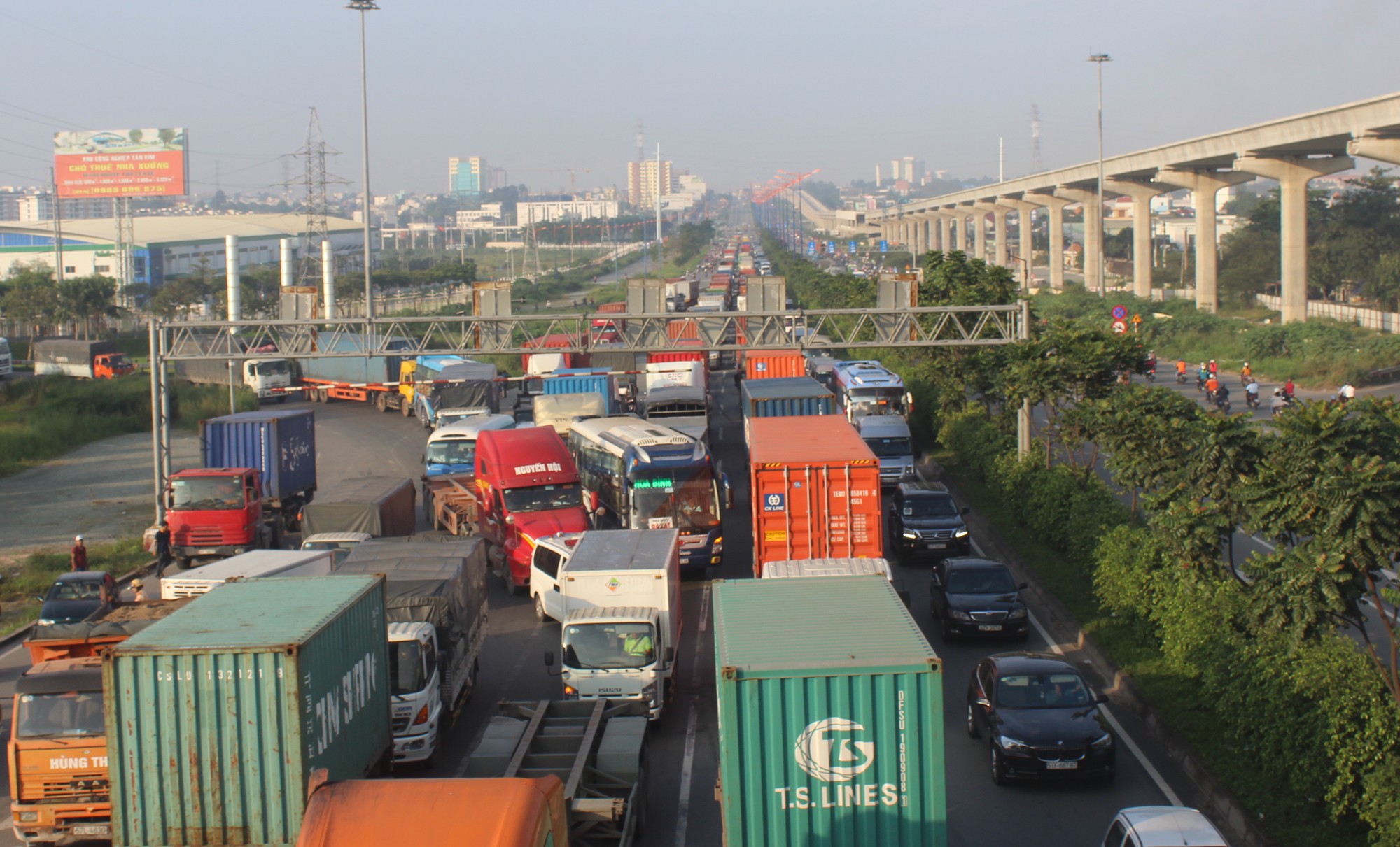 Ớn lạnh container bay ở TP HCM - Ảnh 3.