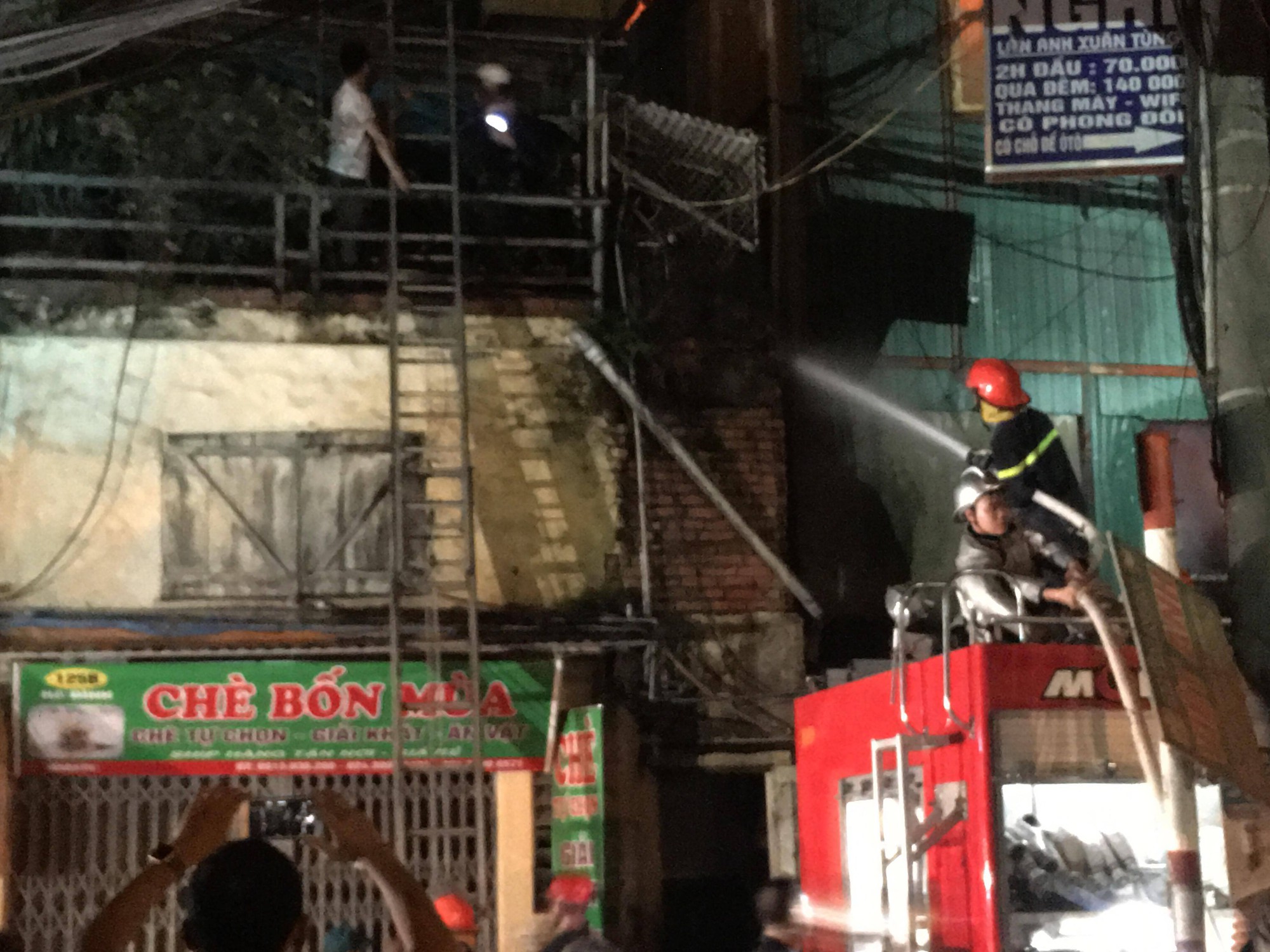 Cháy tại Công ty Rạng Đông: 10 nhà dân bị vạ lây - Ảnh 1.