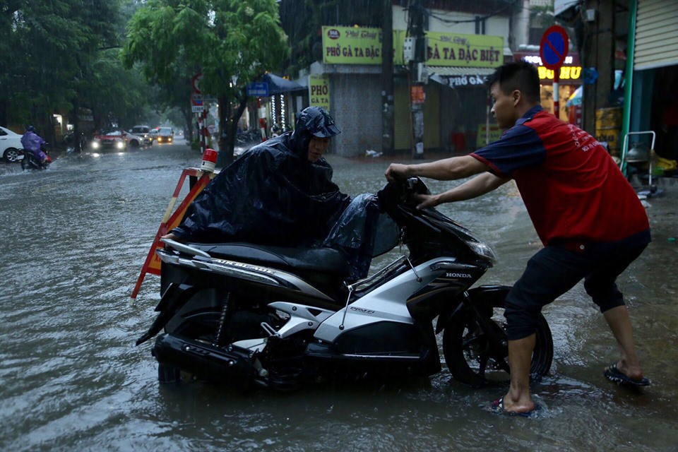 Những hình ảnh người dân Hà Nội bì bõm trên phố biến thành sông - Ảnh 3.