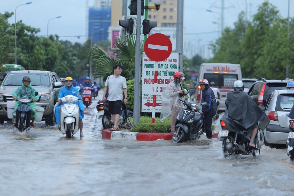 Những hình ảnh người dân Hà Nội bì bõm trên phố biến thành sông - Ảnh 11.