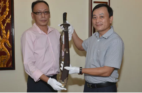 Cháu nội vua Mèo hiến tặng gươm quý cho Bảo tàng Hồ Chí Minh - Ảnh 1.