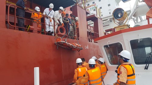 Cứu nạn thuyền viên Philippines bị liệt nửa người trên biển - Ảnh 1.