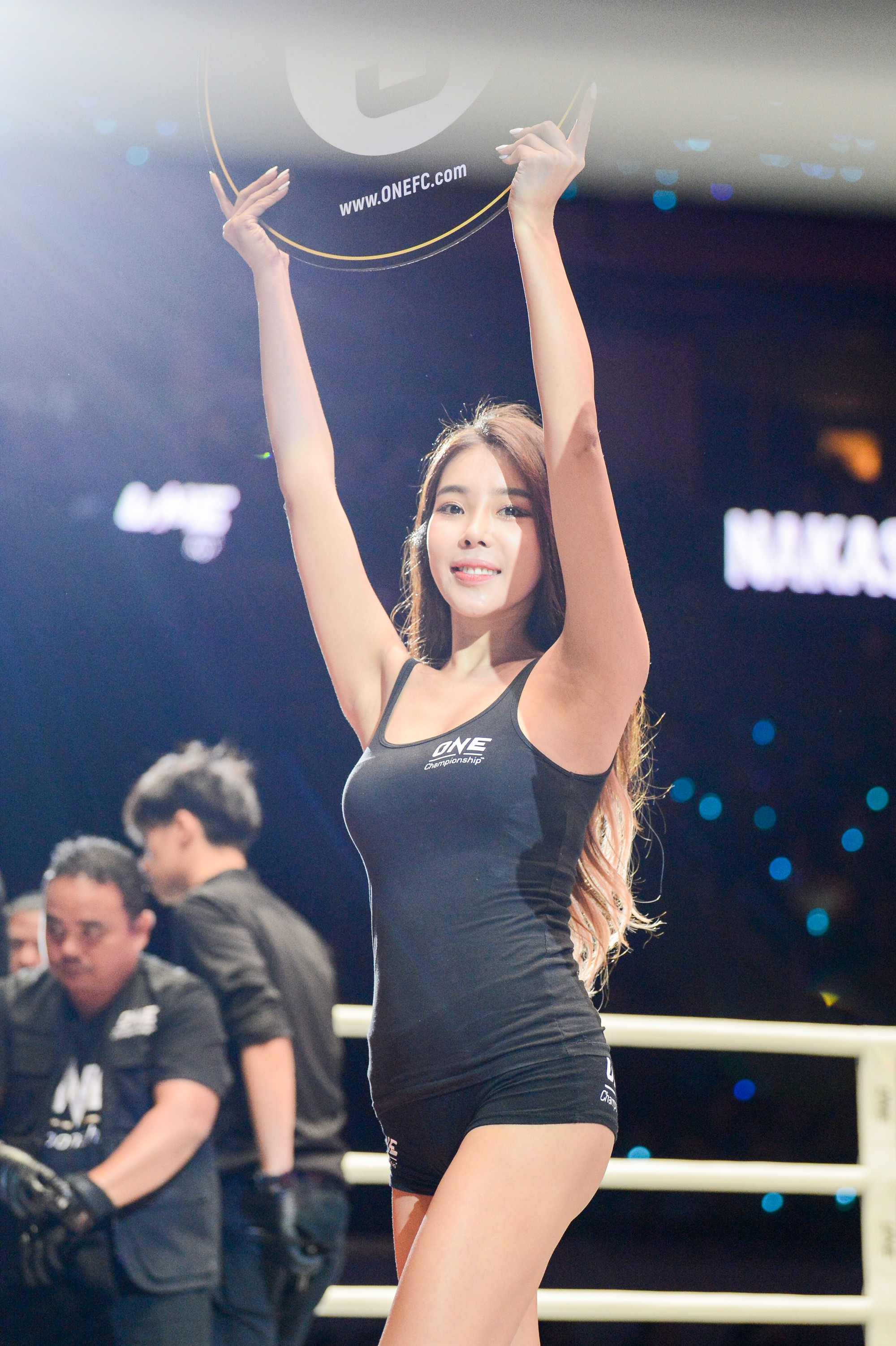 Những Ring Girl nóng bỏng trên sàn đấu ONE Championship - Ảnh 12.