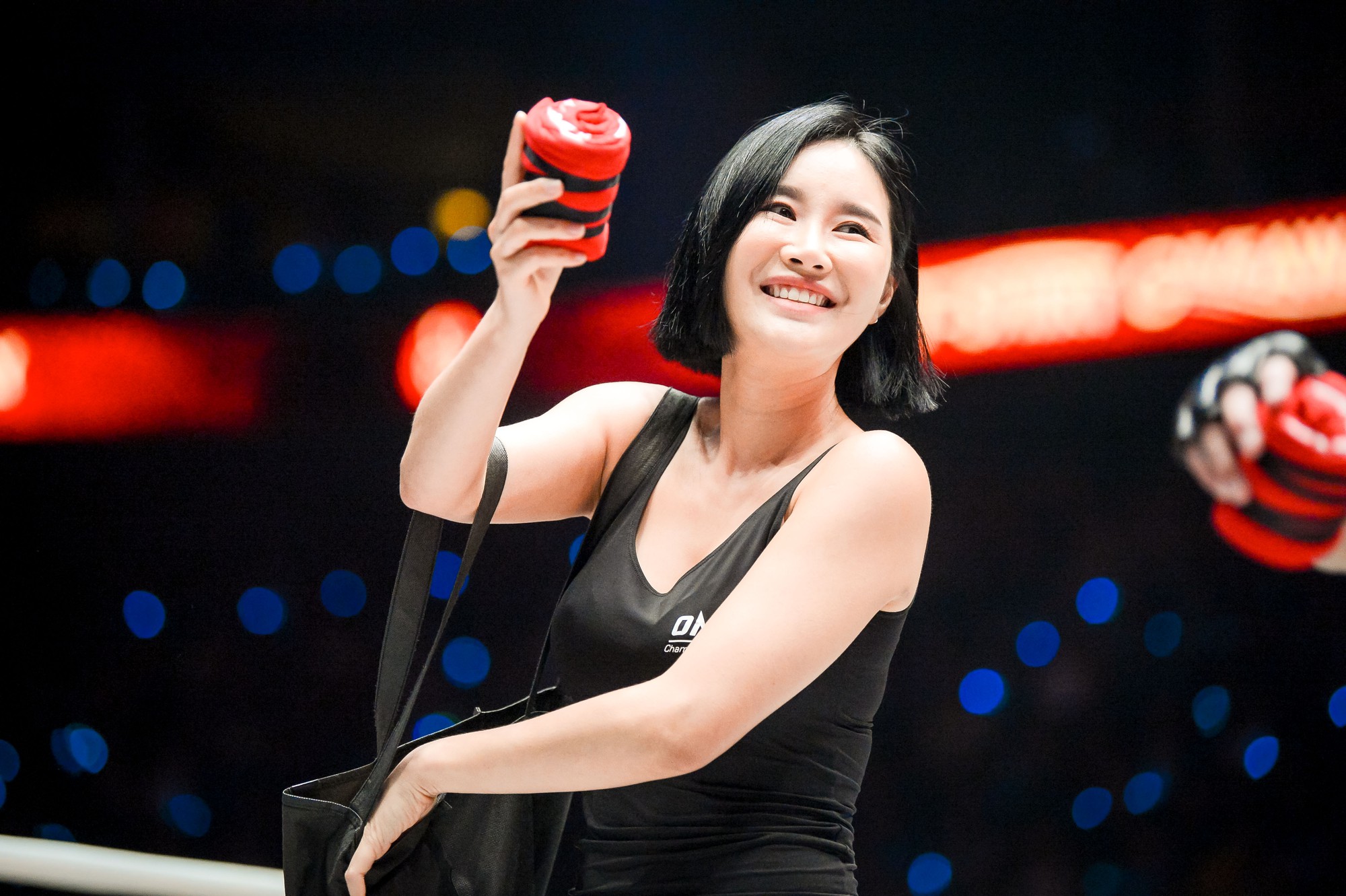 Những Ring Girl nóng bỏng trên sàn đấu ONE Championship - Ảnh 11.