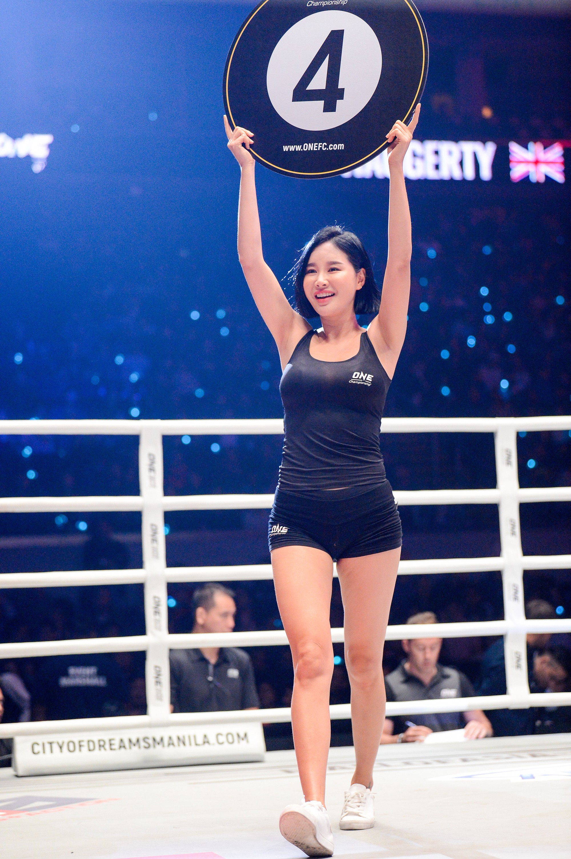 Những Ring Girl nóng bỏng trên sàn đấu ONE Championship - Ảnh 8.