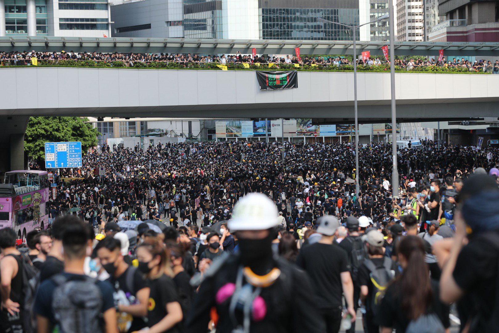 Hồng Kông “tê liệt” vì biểu tình lớn chưa từng thấy - Ảnh 2.