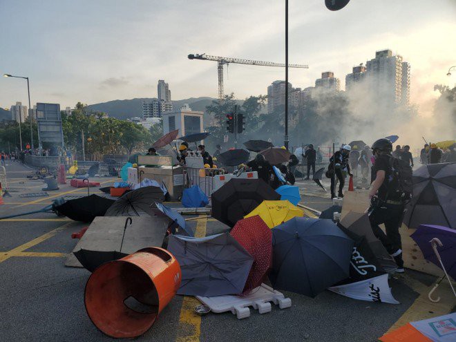 Hồng Kông “tê liệt” vì biểu tình lớn chưa từng thấy - Ảnh 4.