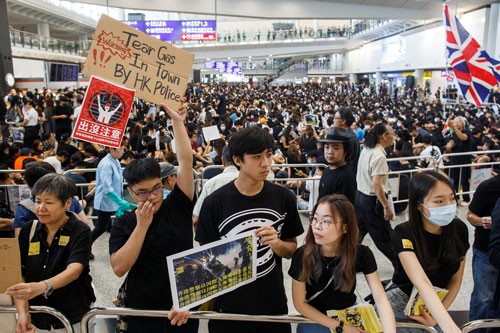 Người biểu tình Hồng Kông vận động sự ủng hộ quốc tế - Ảnh 1.
