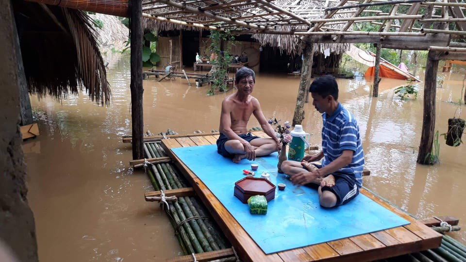 Một vùng rộng lớn ở Đồng Nai đang chìm trong nước, có nơi lút đầu trẻ  - Ảnh 9.