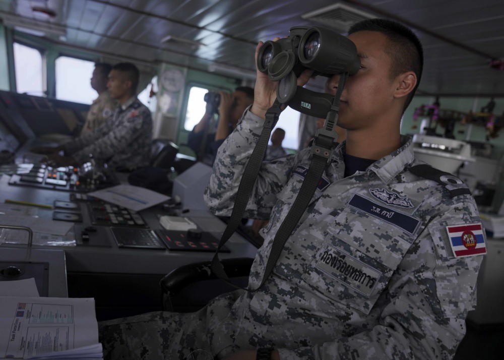 Cận cảnh đặc nhiệm hải quân ASEAN-Mỹ diễn tập truy bắt nghi phạm trên tàu - Ảnh 2.