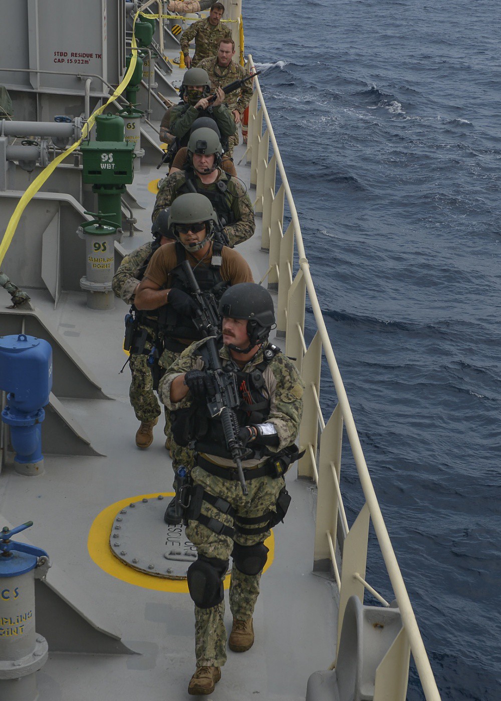 Cận cảnh đặc nhiệm hải quân ASEAN-Mỹ diễn tập truy bắt nghi phạm trên tàu - Ảnh 8.