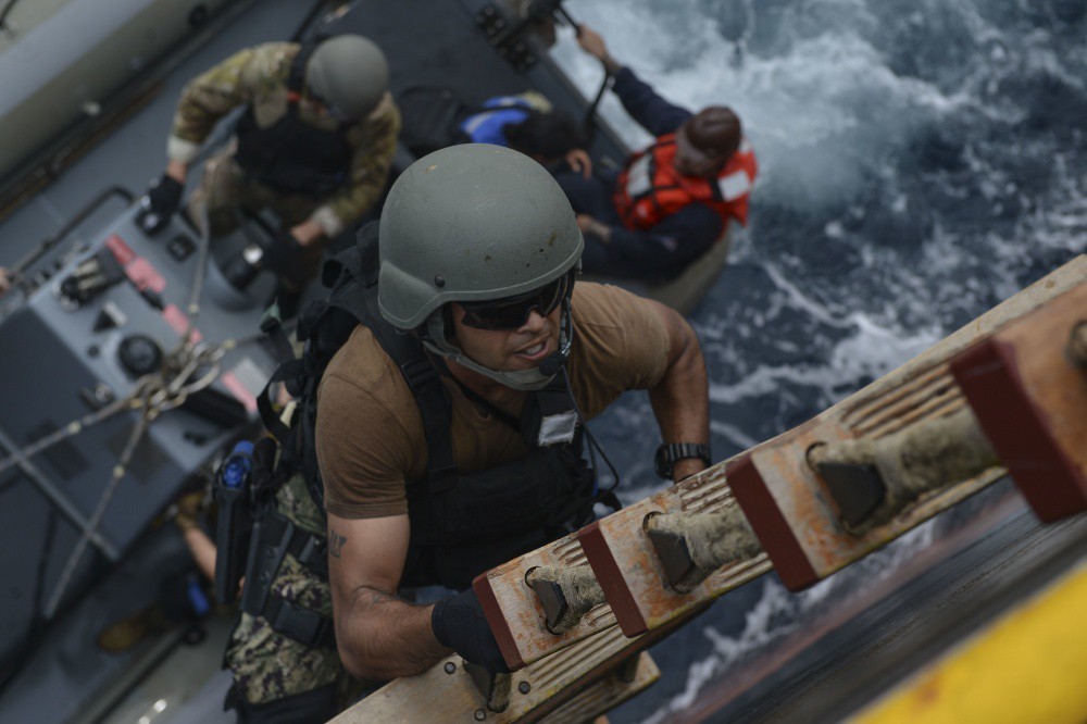 Cận cảnh đặc nhiệm hải quân ASEAN-Mỹ diễn tập truy bắt nghi phạm trên tàu - Ảnh 7.