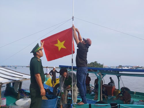 3.000 lá cờ Tổ quốc trao tặng ngư dân Phú Quốc - Ảnh 1.