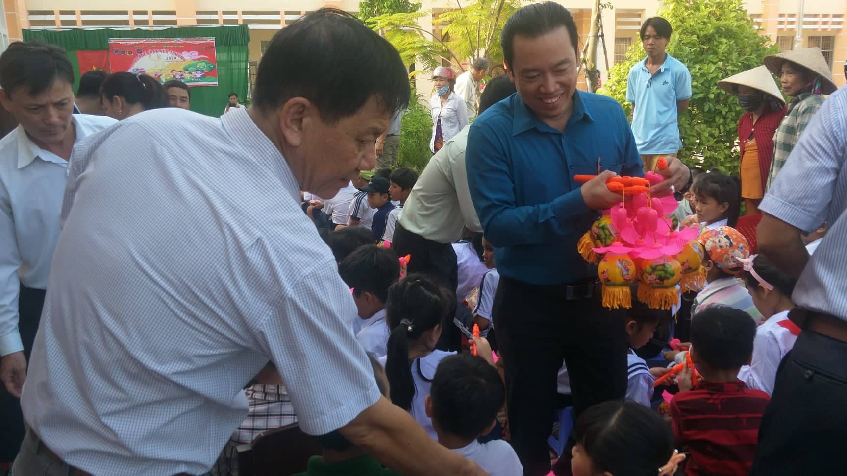 Báo Người Lao Động mang trung thu đến trẻ em nghèo Hậu Giang - Ảnh 5.