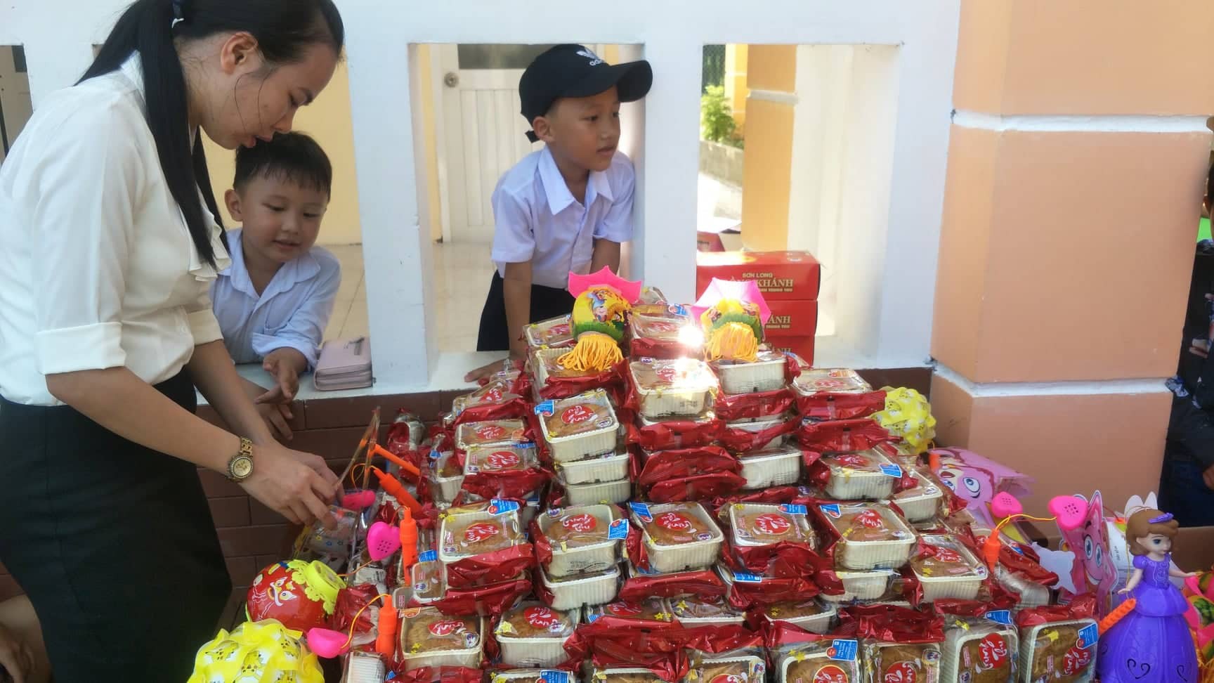 Báo Người Lao Động mang trung thu đến trẻ em nghèo Hậu Giang - Ảnh 2.