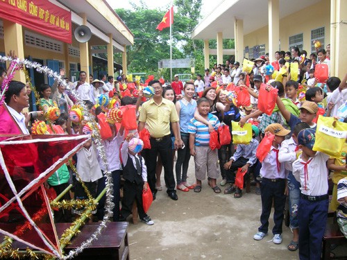 Báo Người Lao Động mang trung thu đến trẻ em nghèo Hậu Giang - Ảnh 18.