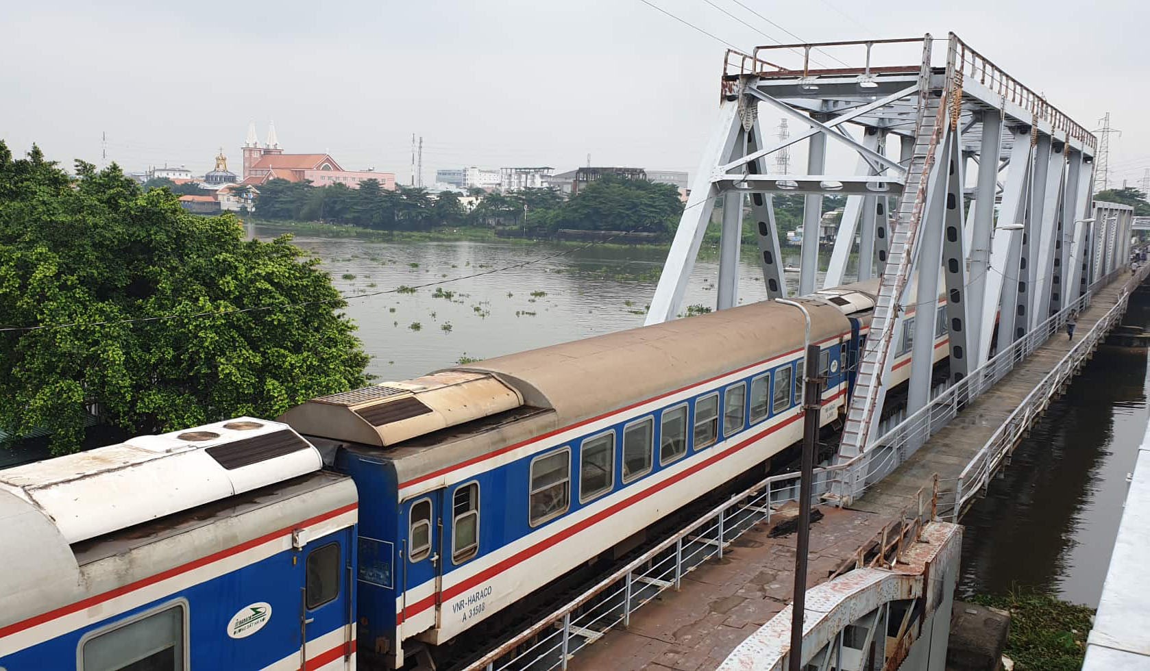 Cầu sắt Bình Lợi đón chuyến tàu cuối cùng trước ngày tháo dỡ - Ảnh 7.