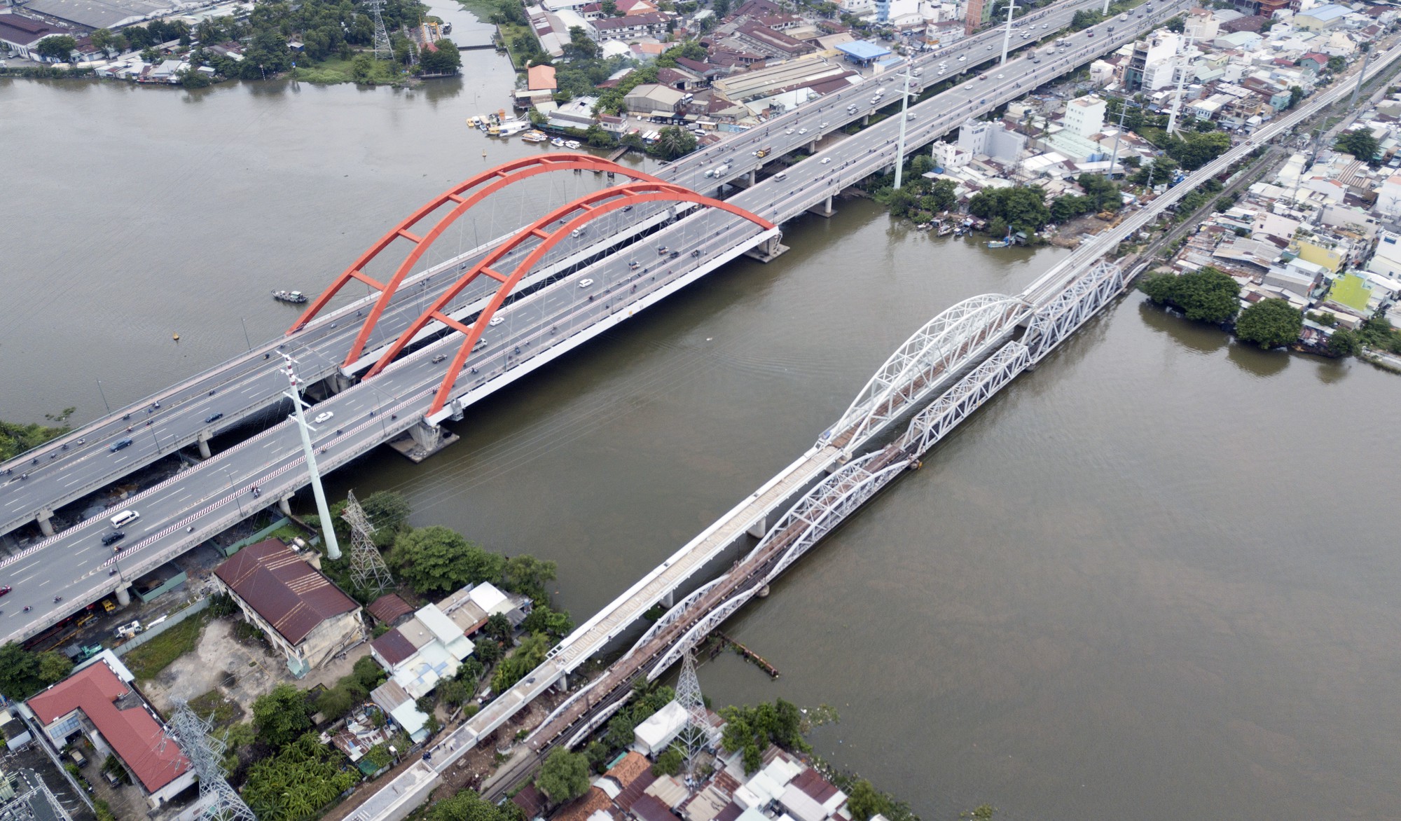 Cầu sắt Bình Lợi đón chuyến tàu cuối cùng trước ngày tháo dỡ - Ảnh 4.